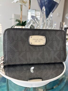 Michael Kors Zip Wallet